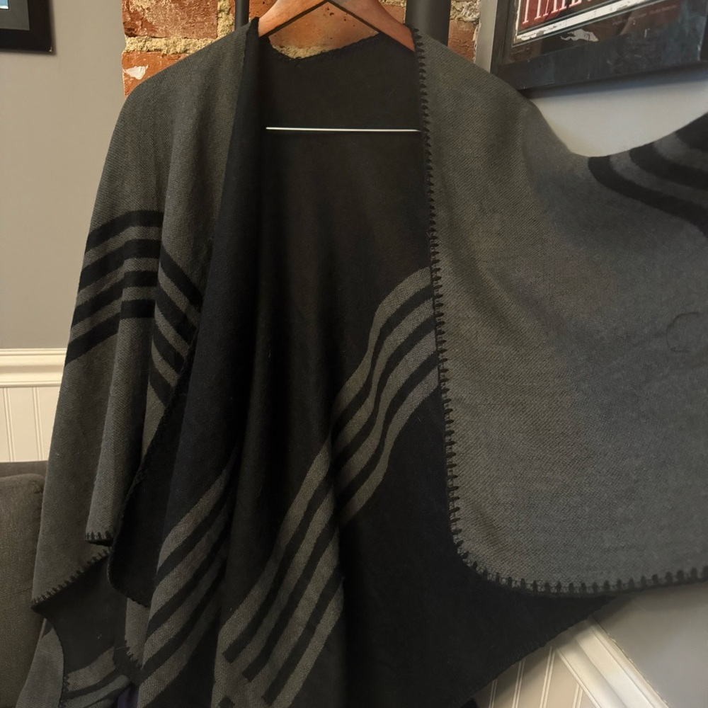 BB Dakota Reversible Black Gray Cardigan/Wrap One Size